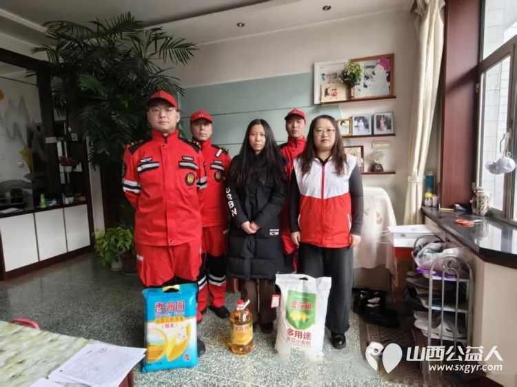 忻府区红十字会对大病困难群众开展博爱送温暖行动忻府区蓝盾救援队配合工作人员将慰问品送到群众家中 - 第5张 - 山西公益人 忻府区红十字会对大病困难群众开展博爱送温暖行动忻府区蓝盾救援队配合工作人员将慰问品送到群众家中 - 第5张