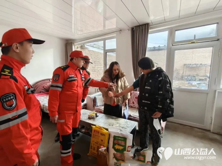 忻府区红十字会对大病困难群众开展博爱送温暖行动忻府区蓝盾救援队配合工作人员将慰问品送到群众家中 - 第3张 - 山西公益人 忻府区红十字会对大病困难群众开展博爱送温暖行动忻府区蓝盾救援队配合工作人员将慰问品送到群众家中 - 第3张