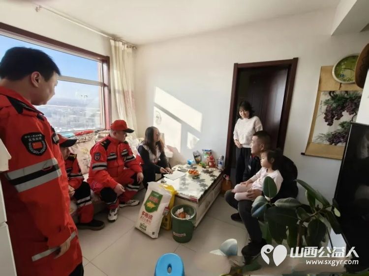 忻府区红十字会对大病困难群众开展博爱送温暖行动忻府区蓝盾救援队配合工作人员将慰问品送到群众家中 - 第4张 - 山西公益人 忻府区红十字会对大病困难群众开展博爱送温暖行动忻府区蓝盾救援队配合工作人员将慰问品送到群众家中 - 第4张