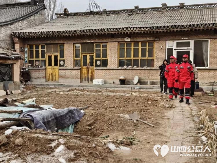 忻府区红十字会对大病困难群众开展博爱送温暖行动忻府区蓝盾救援队配合工作人员将慰问品送到群众家中 - 第6张 - 山西公益人 忻府区红十字会对大病困难群众开展博爱送温暖行动忻府区蓝盾救援队配合工作人员将慰问品送到群众家中 - 第6张