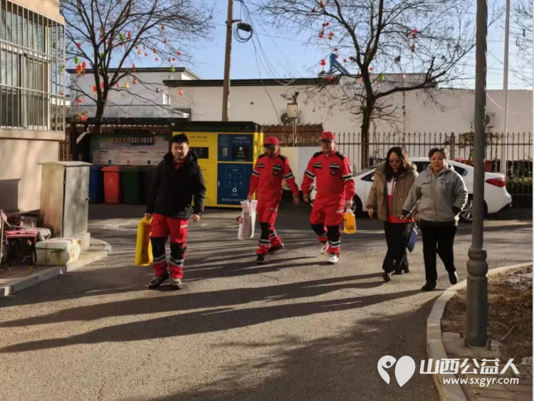 忻府区红十字会对大病困难群众开展博爱送温暖行动忻府区蓝盾救援队配合工作人员将慰问品送到群众家中 - 第8张 - 山西公益人 忻府区红十字会对大病困难群众开展博爱送温暖行动忻府区蓝盾救援队配合工作人员将慰问品送到群众家中 - 第8张