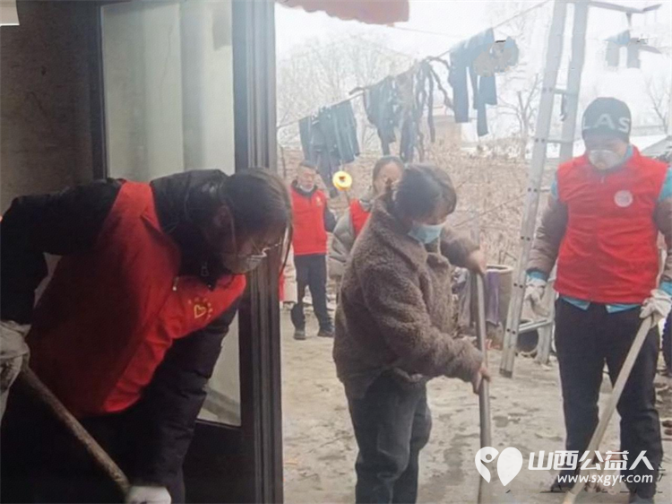 雪天暖人心帮扶守希望----长治市善泽留守困境儿童救助协会爱心行动助力特殊家庭舒心过年对张新娥一家开展专项爱心帮扶活动以环境整治物资捐赠为主 - 第2张 - 山西公益人 雪天暖人心帮扶守希望----长治市善泽留守困境儿童救助协会爱心行动助力特殊家庭舒心过年对张新娥一家开展专项爱心帮扶活动以环境整治物资捐赠为主 - 第2张
