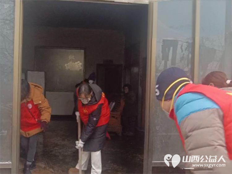 雪天暖人心帮扶守希望----长治市善泽留守困境儿童救助协会爱心行动助力特殊家庭舒心过年对张新娥一家开展专项爱心帮扶活动以环境整治物资捐赠为主 - 第4张 - 山西公益人 雪天暖人心帮扶守希望----长治市善泽留守困境儿童救助协会爱心行动助力特殊家庭舒心过年对张新娥一家开展专项爱心帮扶活动以环境整治物资捐赠为主 - 第4张