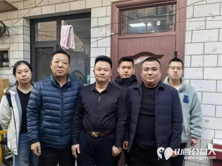 慰问暖人心党情共传承 吕梁市离石区青年志愿者协会党员们带着精心准备的慰问品前往慰问受伤住院的党支部委员杨建中 - 第1张 - 山西公益人 慰问暖人心党情共传承 吕梁市离石区青年志愿者协会党员们带着精心准备的慰问品前往慰问受伤住院的党支部委员杨建中 - 第1张