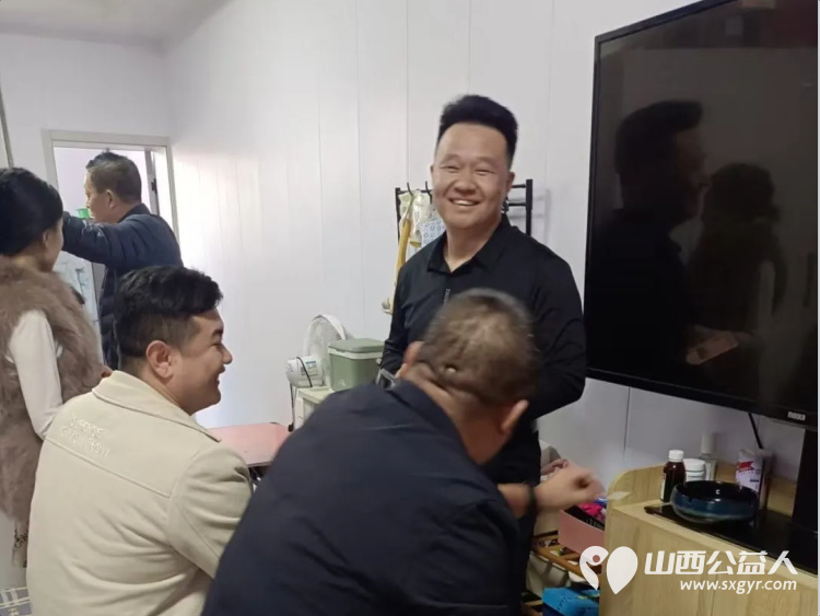 慰问暖人心党情共传承 吕梁市离石区青年志愿者协会党员们带着精心准备的慰问品前往慰问受伤住院的党支部委员杨建中 - 第3张 - 山西公益人 慰问暖人心党情共传承 吕梁市离石区青年志愿者协会党员们带着精心准备的慰问品前往慰问受伤住院的党支部委员杨建中 - 第3张