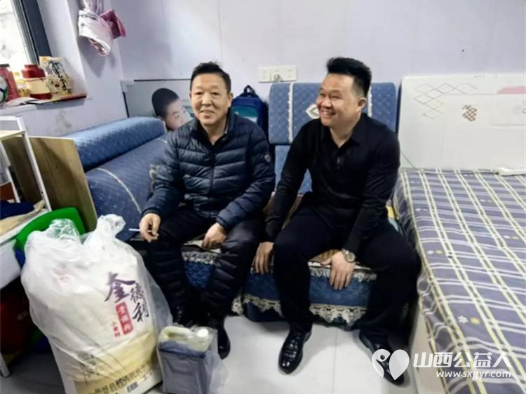 慰问暖人心党情共传承 吕梁市离石区青年志愿者协会党员们带着精心准备的慰问品前往慰问受伤住院的党支部委员杨建中 - 第2张 - 山西公益人 慰问暖人心党情共传承 吕梁市离石区青年志愿者协会党员们带着精心准备的慰问品前往慰问受伤住院的党支部委员杨建中 - 第2张