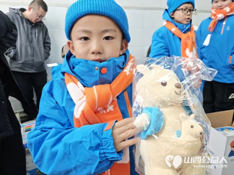爱在吕梁月捐人的奔赴把我们的微光送到孩子掌心 吕梁市离石区青年志愿者协会走进柳林县三交镇高家焉村把凝聚着月捐人牵挂的温暖包送到了22名孩子手中 - 第7张 - 山西公益人 爱在吕梁月捐人的奔赴把我们的微光送到孩子掌心 吕梁市离石区青年志愿者协会走进柳林县三交镇高家焉村把凝聚着月捐人牵挂的温暖包送到了22名孩子手中 - 第7张