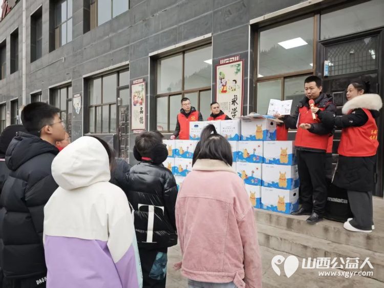 爱在吕梁月捐人的奔赴把我们的微光送到孩子掌心 吕梁市离石区青年志愿者协会走进柳林县三交镇高家焉村把凝聚着月捐人牵挂的温暖包送到了22名孩子手中 - 第2张 - 山西公益人 爱在吕梁月捐人的奔赴把我们的微光送到孩子掌心 吕梁市离石区青年志愿者协会走进柳林县三交镇高家焉村把凝聚着月捐人牵挂的温暖包送到了22名孩子手中 - 第2张