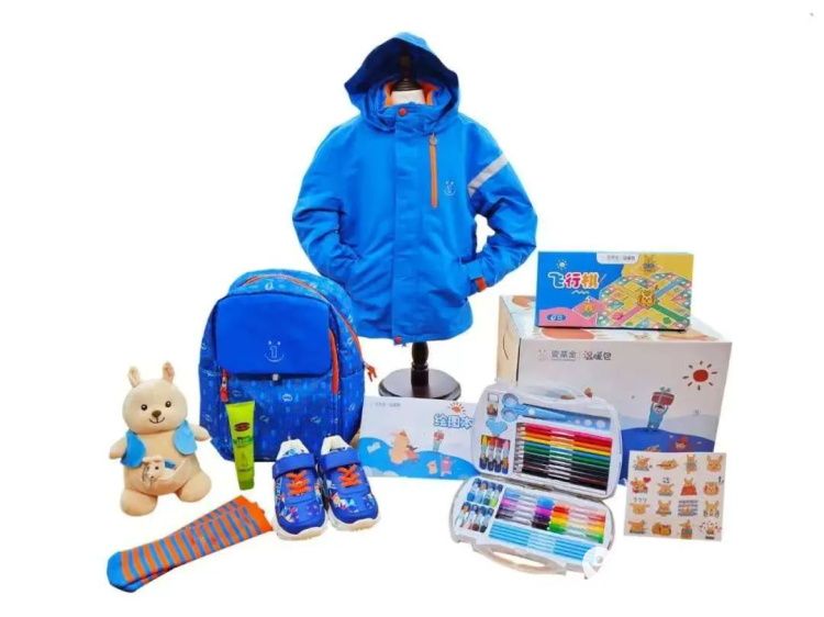 爱在吕梁月捐人的奔赴把我们的微光送到孩子掌心 吕梁市离石区青年志愿者协会走进柳林县三交镇高家焉村把凝聚着月捐人牵挂的温暖包送到了22名孩子手中 - 第4张 - 山西公益人 爱在吕梁月捐人的奔赴把我们的微光送到孩子掌心 吕梁市离石区青年志愿者协会走进柳林县三交镇高家焉村把凝聚着月捐人牵挂的温暖包送到了22名孩子手中 - 第4张