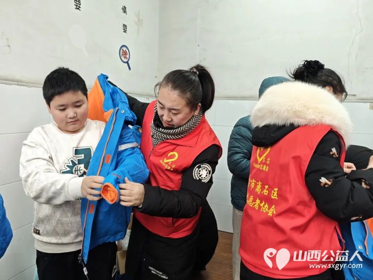 爱在吕梁月捐人的奔赴把我们的微光送到孩子掌心 吕梁市离石区青年志愿者协会走进柳林县三交镇高家焉村把凝聚着月捐人牵挂的温暖包送到了22名孩子手中 - 第6张 - 山西公益人 爱在吕梁月捐人的奔赴把我们的微光送到孩子掌心 吕梁市离石区青年志愿者协会走进柳林县三交镇高家焉村把凝聚着月捐人牵挂的温暖包送到了22名孩子手中 - 第6张