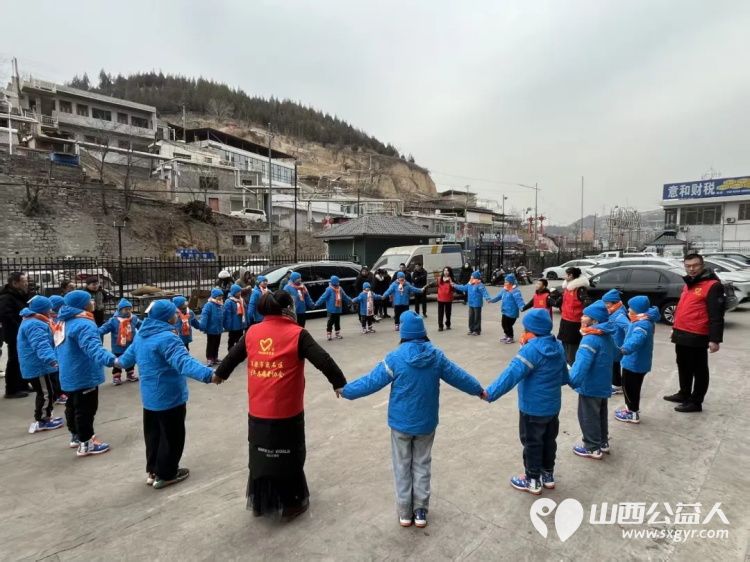 爱在吕梁月捐人的奔赴把我们的微光送到孩子掌心 吕梁市离石区青年志愿者协会走进柳林县三交镇高家焉村把凝聚着月捐人牵挂的温暖包送到了22名孩子手中 - 第3张 - 山西公益人 爱在吕梁月捐人的奔赴把我们的微光送到孩子掌心 吕梁市离石区青年志愿者协会走进柳林县三交镇高家焉村把凝聚着月捐人牵挂的温暖包送到了22名孩子手中 - 第3张