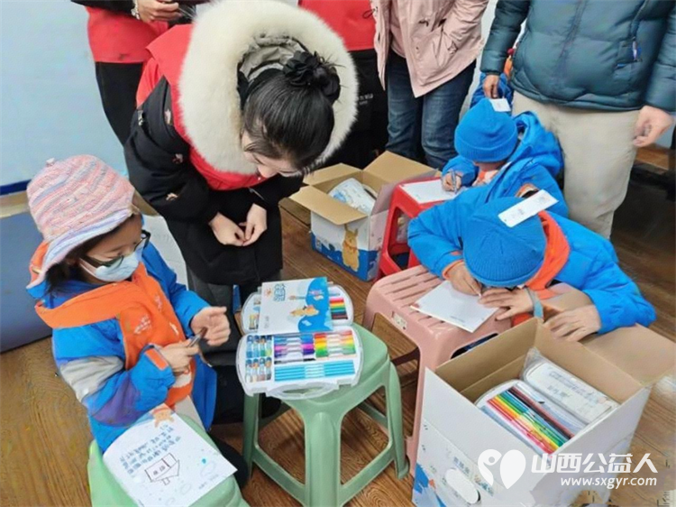 爱在吕梁月捐人的奔赴把我们的微光送到孩子掌心 吕梁市离石区青年志愿者协会走进柳林县三交镇高家焉村把凝聚着月捐人牵挂的温暖包送到了22名孩子手中 - 第5张 - 山西公益人 爱在吕梁月捐人的奔赴把我们的微光送到孩子掌心 吕梁市离石区青年志愿者协会走进柳林县三交镇高家焉村把凝聚着月捐人牵挂的温暖包送到了22名孩子手中 - 第5张