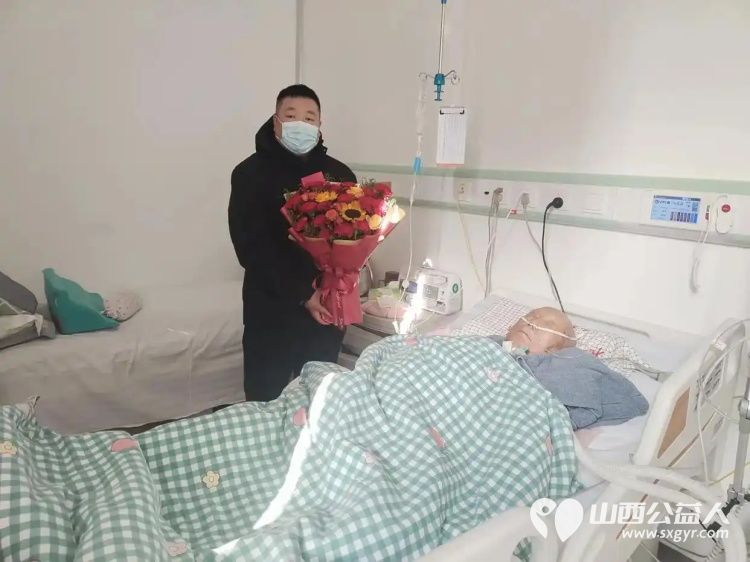 过节不忘先辈恩探望茶寿老红军 山西省爱国拥军模范何作冻、赵长齐前往太原市九八五医院看望108岁的老红军马志选 - 第2张 - 山西公益人 过节不忘先辈恩探望茶寿老红军 山西省爱国拥军模范何作冻、赵长齐前往太原市九八五医院看望108岁的老红军马志选 - 第2张