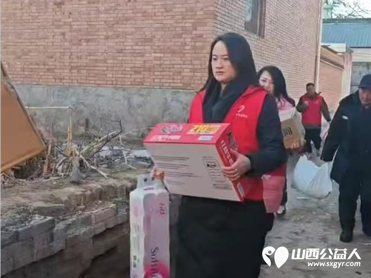 新岁启封初心不改 长治圆梦公益协会组织志愿者来到长治市西北呈村看望残疾老人和五保户并送去米面油面片方便面等生活物资 - 第8张 - 山西公益人 新岁启封初心不改 长治圆梦公益协会组织志愿者来到长治市西北呈村看望残疾老人和五保户并送去米面油面片方便面等生活物资 - 第8张