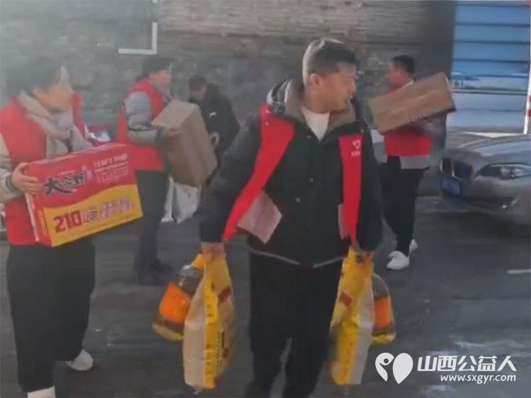 新岁启封初心不改 长治圆梦公益协会组织志愿者来到长治市西北呈村看望残疾老人和五保户并送去米面油面片方便面等生活物资 - 第4张 - 山西公益人 新岁启封初心不改 长治圆梦公益协会组织志愿者来到长治市西北呈村看望残疾老人和五保户并送去米面油面片方便面等生活物资 - 第4张