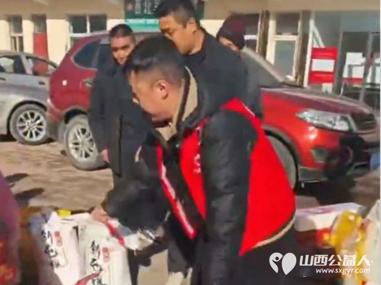 新岁启封初心不改 长治圆梦公益协会组织志愿者来到长治市西北呈村看望残疾老人和五保户并送去米面油面片方便面等生活物资 - 第7张 - 山西公益人 新岁启封初心不改 长治圆梦公益协会组织志愿者来到长治市西北呈村看望残疾老人和五保户并送去米面油面片方便面等生活物资 - 第7张