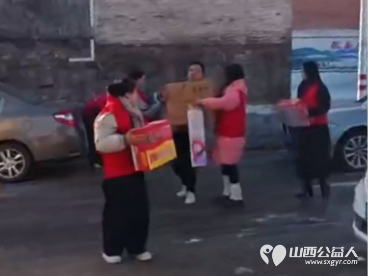 新岁启封初心不改 长治圆梦公益协会组织志愿者来到长治市西北呈村看望残疾老人和五保户并送去米面油面片方便面等生活物资 - 第5张 - 山西公益人 新岁启封初心不改 长治圆梦公益协会组织志愿者来到长治市西北呈村看望残疾老人和五保户并送去米面油面片方便面等生活物资 - 第5张