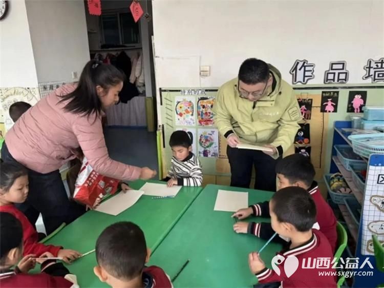 福气小马迎新春----交城县顺风公益协会西街社区儿童服务站志愿者走进梁家庄幼儿园和孩子们一起开展了一场手工绘画活动 - 第9张