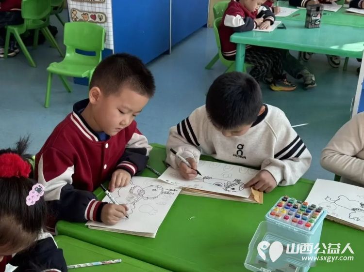 福气小马迎新春----交城县顺风公益协会西街社区儿童服务站志愿者走进梁家庄幼儿园和孩子们一起开展了一场手工绘画活动 - 第6张
