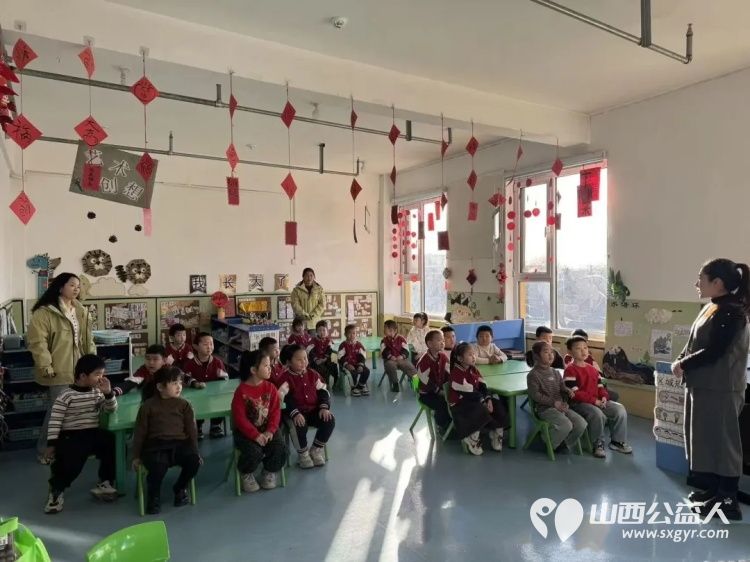 福气小马迎新春----交城县顺风公益协会西街社区儿童服务站志愿者走进梁家庄幼儿园和孩子们一起开展了一场手工绘画活动 - 第3张