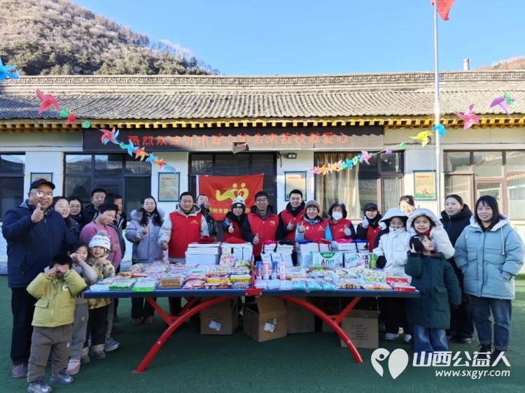 大寒送温暖 忻州市爱心公益协会情系五台县杨柏峪小学为孩子们送去书架学习用具保暖帽子及食品等爱心物资用实际行动传递冬日温情 - 第1张 - 山西公益人 大寒送温暖 忻州市爱心公益协会情系五台县杨柏峪小学为孩子们送去书架学习用具保暖帽子及食品等爱心物资用实际行动传递冬日温情 - 第1张