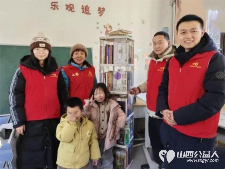 大寒送温暖 忻州市爱心公益协会情系五台县杨柏峪小学为孩子们送去书架学习用具保暖帽子及食品等爱心物资用实际行动传递冬日温情 - 第3张 - 山西公益人 大寒送温暖 忻州市爱心公益协会情系五台县杨柏峪小学为孩子们送去书架学习用具保暖帽子及食品等爱心物资用实际行动传递冬日温情 - 第3张