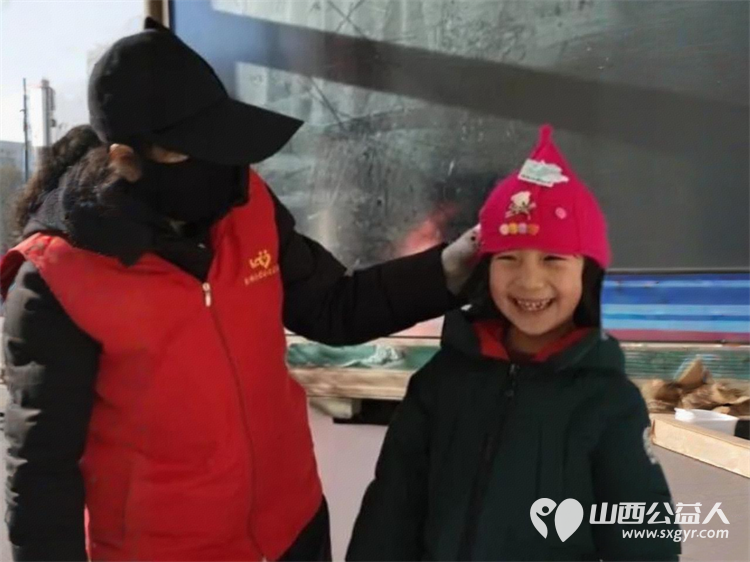 大寒送温暖 忻州市爱心公益协会情系五台县杨柏峪小学为孩子们送去书架学习用具保暖帽子及食品等爱心物资用实际行动传递冬日温情 - 第4张 - 山西公益人 大寒送温暖 忻州市爱心公益协会情系五台县杨柏峪小学为孩子们送去书架学习用具保暖帽子及食品等爱心物资用实际行动传递冬日温情 - 第4张