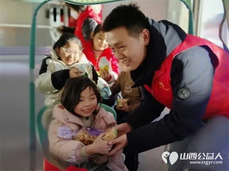 大寒送温暖 忻州市爱心公益协会情系五台县杨柏峪小学为孩子们送去书架学习用具保暖帽子及食品等爱心物资用实际行动传递冬日温情 - 第5张 - 山西公益人 大寒送温暖 忻州市爱心公益协会情系五台县杨柏峪小学为孩子们送去书架学习用具保暖帽子及食品等爱心物资用实际行动传递冬日温情 - 第5张