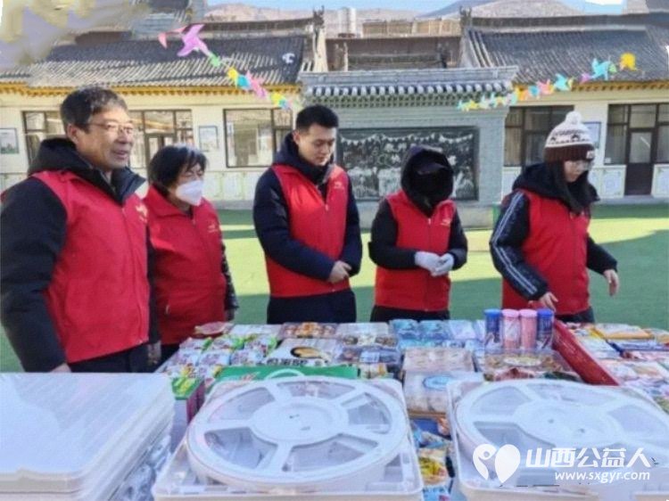 大寒送温暖 忻州市爱心公益协会情系五台县杨柏峪小学为孩子们送去书架学习用具保暖帽子及食品等爱心物资用实际行动传递冬日温情 - 第2张 - 山西公益人 大寒送温暖 忻州市爱心公益协会情系五台县杨柏峪小学为孩子们送去书架学习用具保暖帽子及食品等爱心物资用实际行动传递冬日温情 - 第2张