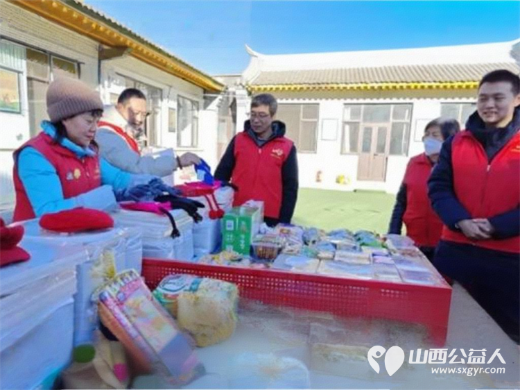 大寒送温暖 忻州市爱心公益协会情系五台县杨柏峪小学为孩子们送去书架学习用具保暖帽子及食品等爱心物资用实际行动传递冬日温情 - 第16张 - 山西公益人 大寒送温暖 忻州市爱心公益协会情系五台县杨柏峪小学为孩子们送去书架学习用具保暖帽子及食品等爱心物资用实际行动传递冬日温情 - 第16张