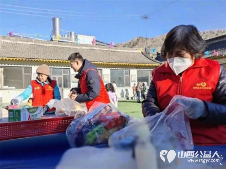 大寒送温暖 忻州市爱心公益协会情系五台县杨柏峪小学为孩子们送去书架学习用具保暖帽子及食品等爱心物资用实际行动传递冬日温情 - 第17张 - 山西公益人 大寒送温暖 忻州市爱心公益协会情系五台县杨柏峪小学为孩子们送去书架学习用具保暖帽子及食品等爱心物资用实际行动传递冬日温情 - 第17张