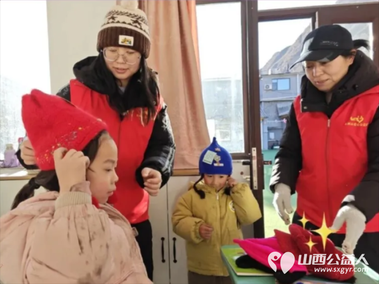 大寒送温暖 忻州市爱心公益协会情系五台县杨柏峪小学为孩子们送去书架学习用具保暖帽子及食品等爱心物资用实际行动传递冬日温情 - 第14张 - 山西公益人 大寒送温暖 忻州市爱心公益协会情系五台县杨柏峪小学为孩子们送去书架学习用具保暖帽子及食品等爱心物资用实际行动传递冬日温情 - 第14张