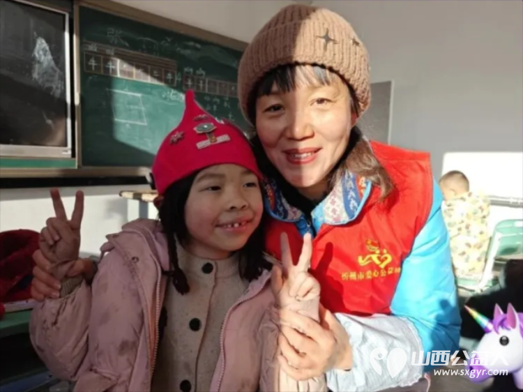 大寒送温暖 忻州市爱心公益协会情系五台县杨柏峪小学为孩子们送去书架学习用具保暖帽子及食品等爱心物资用实际行动传递冬日温情 - 第11张 - 山西公益人 大寒送温暖 忻州市爱心公益协会情系五台县杨柏峪小学为孩子们送去书架学习用具保暖帽子及食品等爱心物资用实际行动传递冬日温情 - 第11张