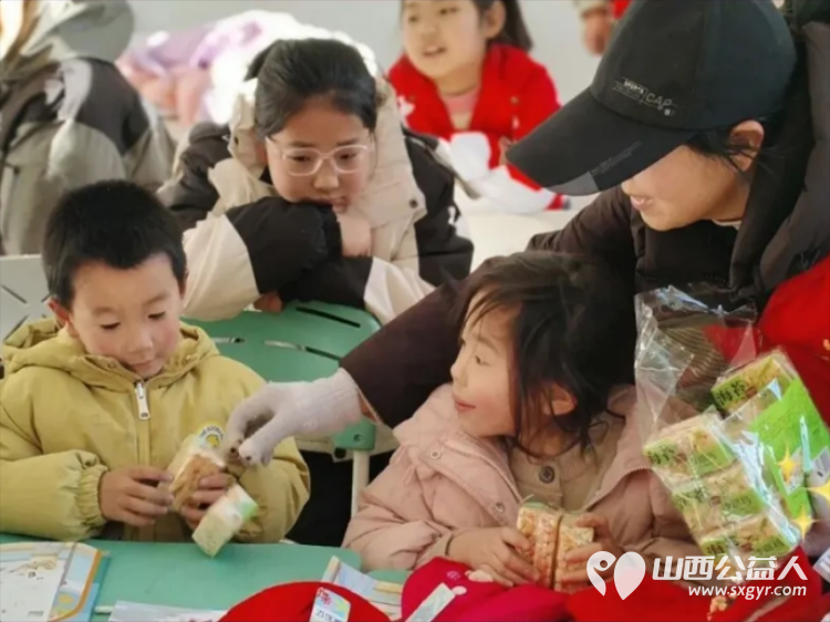大寒送温暖 忻州市爱心公益协会情系五台县杨柏峪小学为孩子们送去书架学习用具保暖帽子及食品等爱心物资用实际行动传递冬日温情 - 第13张 - 山西公益人 大寒送温暖 忻州市爱心公益协会情系五台县杨柏峪小学为孩子们送去书架学习用具保暖帽子及食品等爱心物资用实际行动传递冬日温情 - 第13张