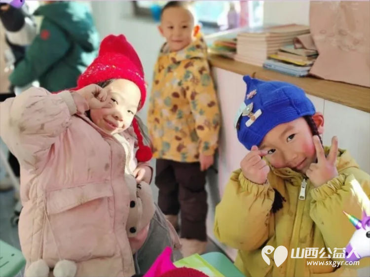 大寒送温暖 忻州市爱心公益协会情系五台县杨柏峪小学为孩子们送去书架学习用具保暖帽子及食品等爱心物资用实际行动传递冬日温情 - 第12张 - 山西公益人 大寒送温暖 忻州市爱心公益协会情系五台县杨柏峪小学为孩子们送去书架学习用具保暖帽子及食品等爱心物资用实际行动传递冬日温情 - 第12张