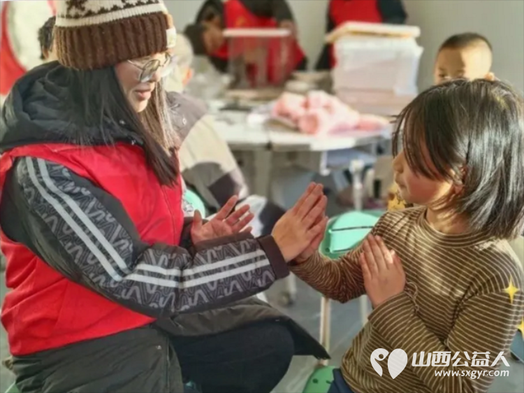 大寒送温暖 忻州市爱心公益协会情系五台县杨柏峪小学为孩子们送去书架学习用具保暖帽子及食品等爱心物资用实际行动传递冬日温情 - 第10张 - 山西公益人 大寒送温暖 忻州市爱心公益协会情系五台县杨柏峪小学为孩子们送去书架学习用具保暖帽子及食品等爱心物资用实际行动传递冬日温情 - 第10张