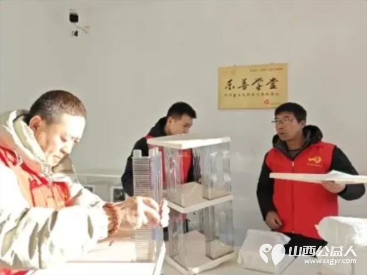 大寒送温暖 忻州市爱心公益协会情系五台县杨柏峪小学为孩子们送去书架学习用具保暖帽子及食品等爱心物资用实际行动传递冬日温情 - 第8张 - 山西公益人 大寒送温暖 忻州市爱心公益协会情系五台县杨柏峪小学为孩子们送去书架学习用具保暖帽子及食品等爱心物资用实际行动传递冬日温情 - 第8张