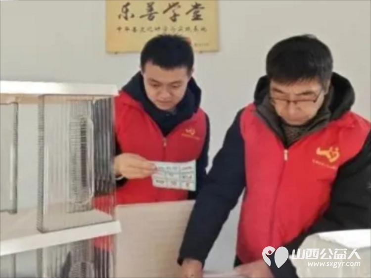 大寒送温暖 忻州市爱心公益协会情系五台县杨柏峪小学为孩子们送去书架学习用具保暖帽子及食品等爱心物资用实际行动传递冬日温情 - 第7张 - 山西公益人 大寒送温暖 忻州市爱心公益协会情系五台县杨柏峪小学为孩子们送去书架学习用具保暖帽子及食品等爱心物资用实际行动传递冬日温情 - 第7张