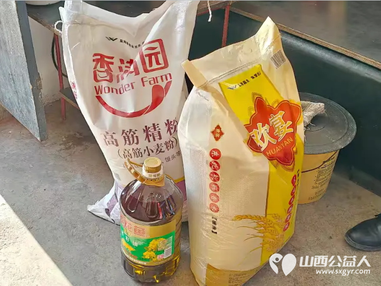 守望相助爱在身边----潞城区正能量公益协会春节前慰问志愿者家属身患重病的老党员父亲送去节日慰问品与暖心关怀 - 第2张 - 山西公益人 守望相助爱在身边----潞城区正能量公益协会春节前慰问志愿者家属身患重病的老党员父亲送去节日慰问品与暖心关怀 - 第2张