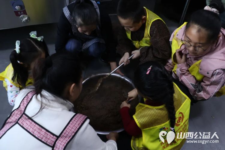 腊八传薪火实践育新人----浑源县青年志愿者协会组织思源社区35名青少年开展传统文化社会实践活动让青少年感知腊八节的文化底蕴 - 第15张 - 山西公益人 腊八传薪火实践育新人----浑源县青年志愿者协会组织思源社区35名青少年开展传统文化社会实践活动让青少年感知腊八节的文化底蕴 - 第15张