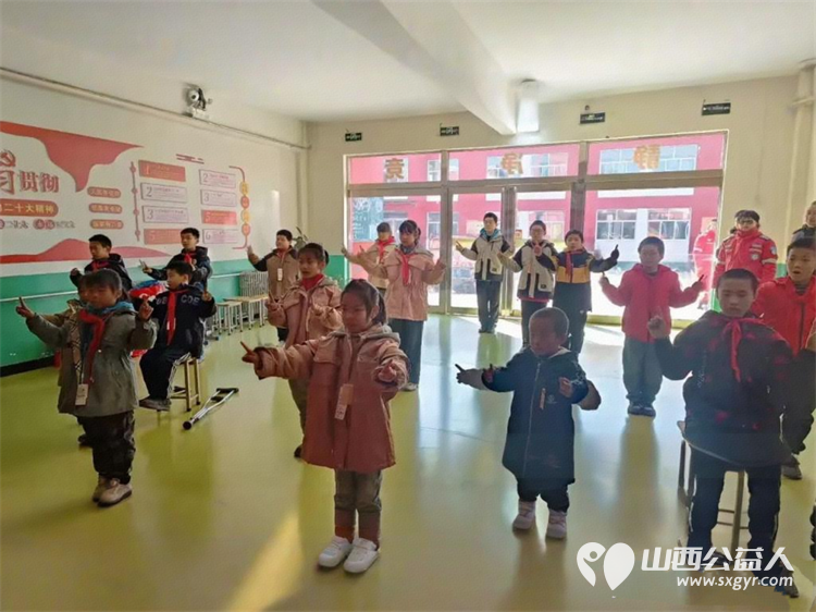 党建引领聚大爱 情暖校园护童心----吕梁市中志协救援队联合公益组织及爱心人士走进临县招贤镇寄宿制小学慰问留守儿童赠送学习用品等价值一万一千余元 - 第8张 - 山西公益人 党建引领聚大爱 情暖校园护童心----吕梁市中志协救援队联合公益组织及爱心人士走进临县招贤镇寄宿制小学慰问留守儿童赠送学习用品等价值一万一千余元 - 第8张