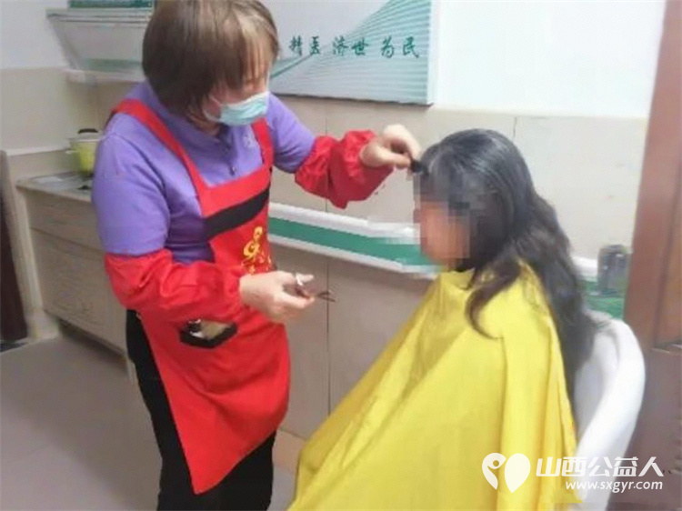 公益理发进病房温情服务暖人心----长治市义工协会联合和济医院神经内科开展便民活动解决住院患者理发难问题 - 第7张