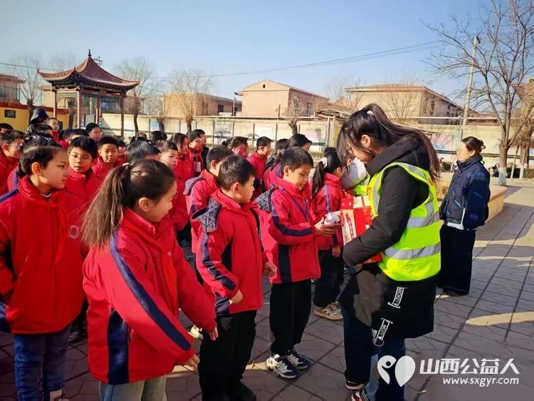 粥香暖童心温情迎腊八----文水县爱心帮扶志愿者协会赴岳村学校开展爱心送粥活动带着精心筹备的娃哈哈八宝粥为孩子们送上冬日里的甜蜜关怀与节日祝福 - 第11张 - 山西公益人 粥香暖童心温情迎腊八----文水县爱心帮扶志愿者协会赴岳村学校开展爱心送粥活动带着精心筹备的娃哈哈八宝粥为孩子们送上冬日里的甜蜜关怀与节日祝福 - 第11张