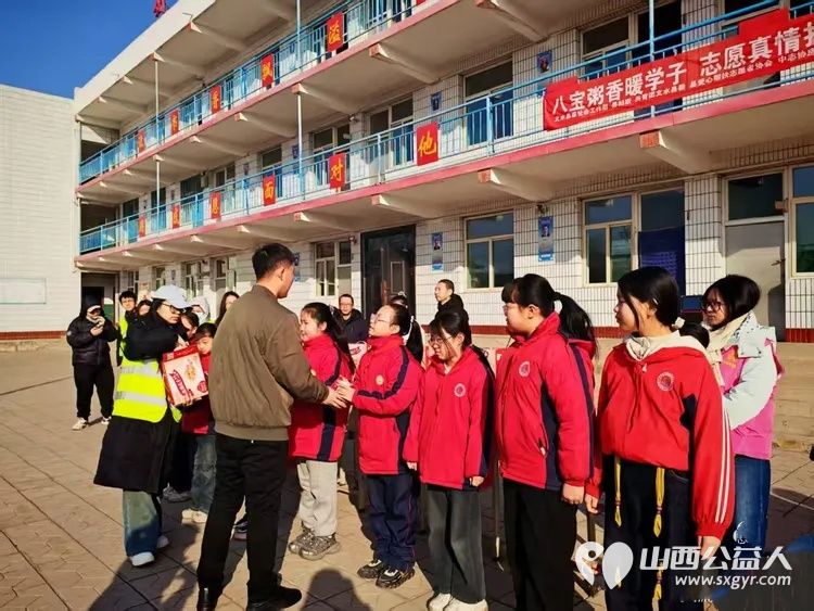 粥香暖童心温情迎腊八----文水县爱心帮扶志愿者协会赴岳村学校开展爱心送粥活动带着精心筹备的娃哈哈八宝粥为孩子们送上冬日里的甜蜜关怀与节日祝福 - 第9张 - 山西公益人 粥香暖童心温情迎腊八----文水县爱心帮扶志愿者协会赴岳村学校开展爱心送粥活动带着精心筹备的娃哈哈八宝粥为孩子们送上冬日里的甜蜜关怀与节日祝福 - 第9张