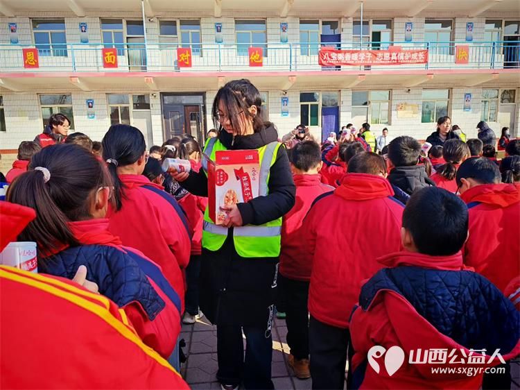 粥香暖童心温情迎腊八----文水县爱心帮扶志愿者协会赴岳村学校开展爱心送粥活动带着精心筹备的娃哈哈八宝粥为孩子们送上冬日里的甜蜜关怀与节日祝福 - 第7张 - 山西公益人 粥香暖童心温情迎腊八----文水县爱心帮扶志愿者协会赴岳村学校开展爱心送粥活动带着精心筹备的娃哈哈八宝粥为孩子们送上冬日里的甜蜜关怀与节日祝福 - 第7张