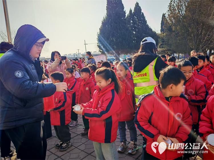 粥香暖童心温情迎腊八----文水县爱心帮扶志愿者协会赴岳村学校开展爱心送粥活动带着精心筹备的娃哈哈八宝粥为孩子们送上冬日里的甜蜜关怀与节日祝福 - 第6张 - 山西公益人 粥香暖童心温情迎腊八----文水县爱心帮扶志愿者协会赴岳村学校开展爱心送粥活动带着精心筹备的娃哈哈八宝粥为孩子们送上冬日里的甜蜜关怀与节日祝福 - 第6张