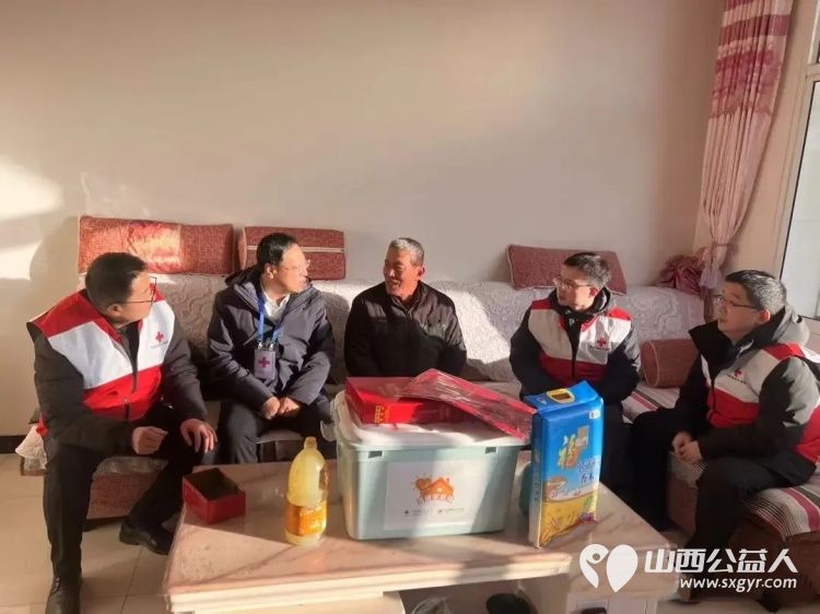 2026年忻州市红十字会“红十字博爱送万家”活动正式启动志愿者带着生活物资与真挚的关怀走进困难群众家庭 - 第2张 - 山西公益人 2026年忻州市红十字会“红十字博爱送万家”活动正式启动志愿者带着生活物资与真挚的关怀走进困难群众家庭 - 第2张