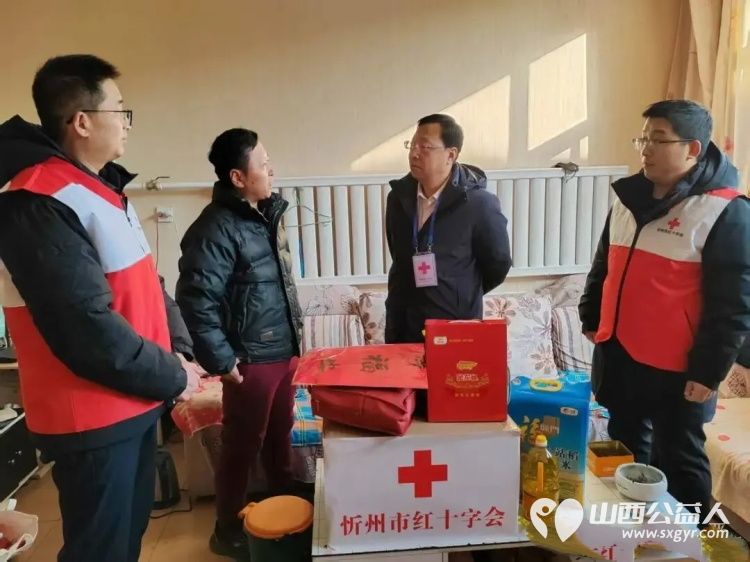 2026年忻州市红十字会“红十字博爱送万家”活动正式启动志愿者带着生活物资与真挚的关怀走进困难群众家庭 - 第3张 - 山西公益人 2026年忻州市红十字会“红十字博爱送万家”活动正式启动志愿者带着生活物资与真挚的关怀走进困难群众家庭 - 第3张