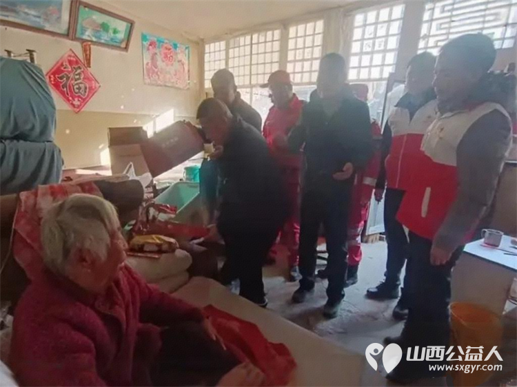 2026年忻州市红十字会“红十字博爱送万家”活动正式启动志愿者带着生活物资与真挚的关怀走进困难群众家庭 - 第4张 - 山西公益人 2026年忻州市红十字会“红十字博爱送万家”活动正式启动志愿者带着生活物资与真挚的关怀走进困难群众家庭 - 第4张