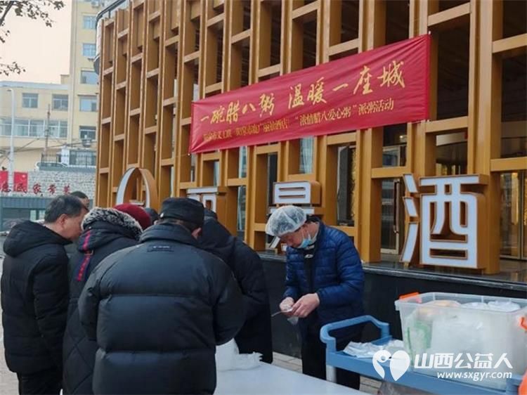 一碗腊八粥温暖一座城 阳泉市义工联合会第十三届“浓情腊八爱心粥”公益活动一碗碗饱含深情的腊八粥送到了独居老人环卫工人户外工作者及路人手中 - 第6张 - 山西公益人 一碗腊八粥温暖一座城 阳泉市义工联合会第十三届“浓情腊八爱心粥”公益活动一碗碗饱含深情的腊八粥送到了独居老人环卫工人户外工作者及路人手中 - 第6张